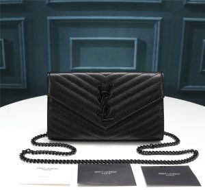 Một gói phong bì YSL cực kỳ hữu ích