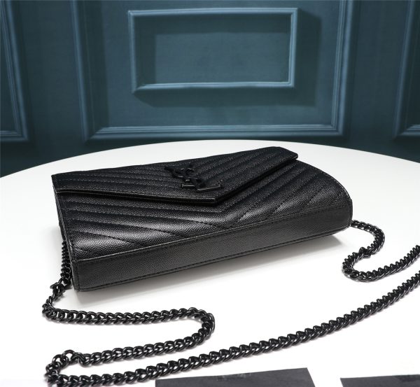 Một gói phong bì YSL cực kỳ hữu ích