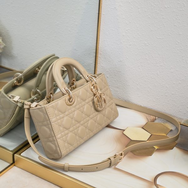 Túi Lady D-Joy thể hiện tầm nhìn sâu sắc của Dior về sự thanh lịch và vẻ đẹp