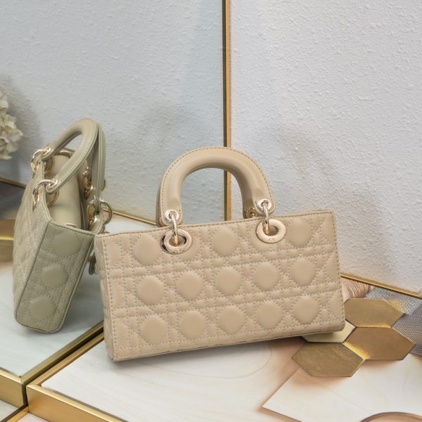 Túi Lady D-Joy thể hiện tầm nhìn sâu sắc của Dior về sự thanh lịch và vẻ đẹp