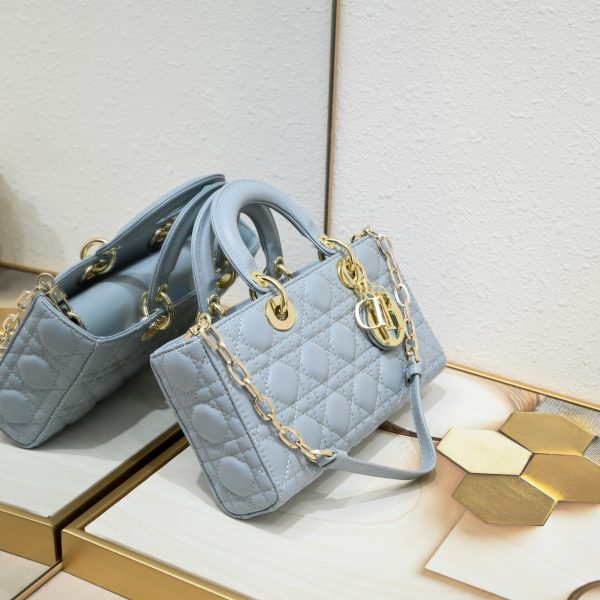 Túi Lady D-Joy thể hiện tầm nhìn sâu sắc của Dior về sự thanh lịch và vẻ đẹp