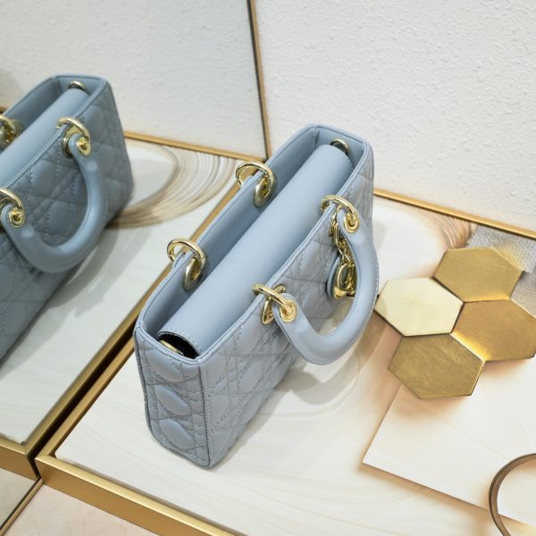 Túi Lady D-Joy thể hiện tầm nhìn sâu sắc của Dior về sự thanh lịch và vẻ đẹp