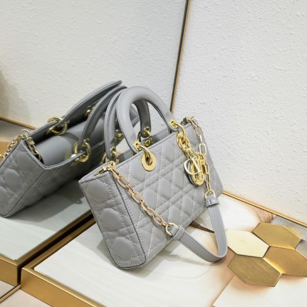 Túi Lady D-Joy thể hiện tầm nhìn sâu sắc của Dior về sự thanh lịch và vẻ đẹp