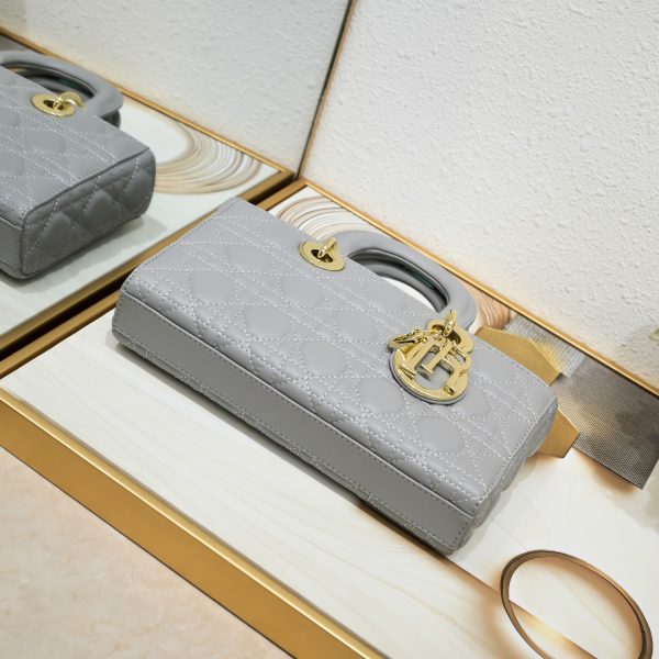 Túi Lady D-Joy thể hiện tầm nhìn sâu sắc của Dior về sự thanh lịch và vẻ đẹp