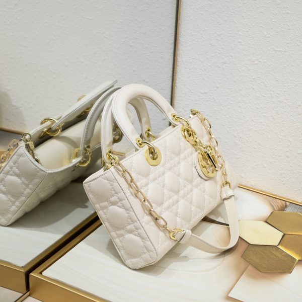 Túi Lady D-Joy thể hiện tầm nhìn sâu sắc của Dior về sự thanh lịch và vẻ đẹp