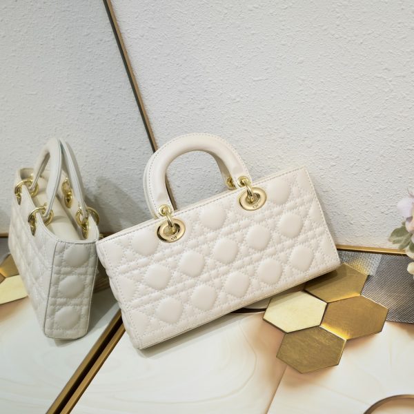 Túi Lady D-Joy thể hiện tầm nhìn sâu sắc của Dior về sự thanh lịch và vẻ đẹp