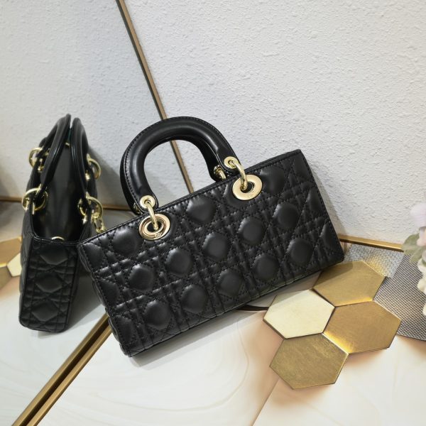 Túi Lady D-Joy thể hiện tầm nhìn sâu sắc của Dior về sự thanh lịch và vẻ đẹp