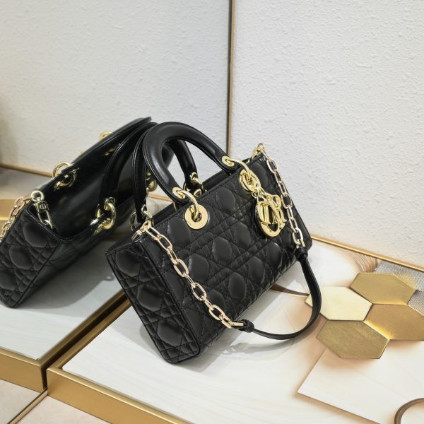 Túi Lady D-Joy thể hiện tầm nhìn sâu sắc của Dior về sự thanh lịch và vẻ đẹp