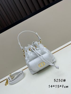 túi xách dior caro là sản phẩm mới của bộ sưu tập quần áo mặc quần áo mùa thu