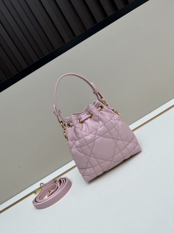 túi xách dior caro là sản phẩm mới của bộ sưu tập quần áo mặc quần áo mùa thu