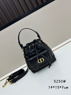 túi xách dior caro là sản phẩm mới của bộ sưu tập quần áo mặc quần áo mùa thu