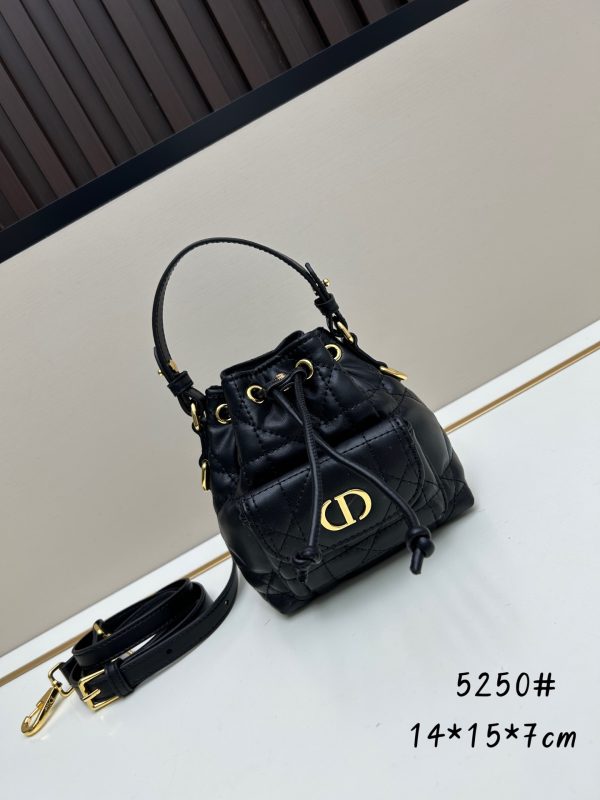 túi xách dior caro là sản phẩm mới của bộ sưu tập quần áo mặc quần áo mùa thu