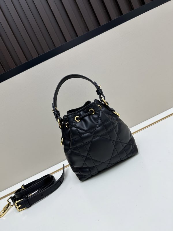 túi xách dior caro là sản phẩm mới của bộ sưu tập quần áo mặc quần áo mùa thu