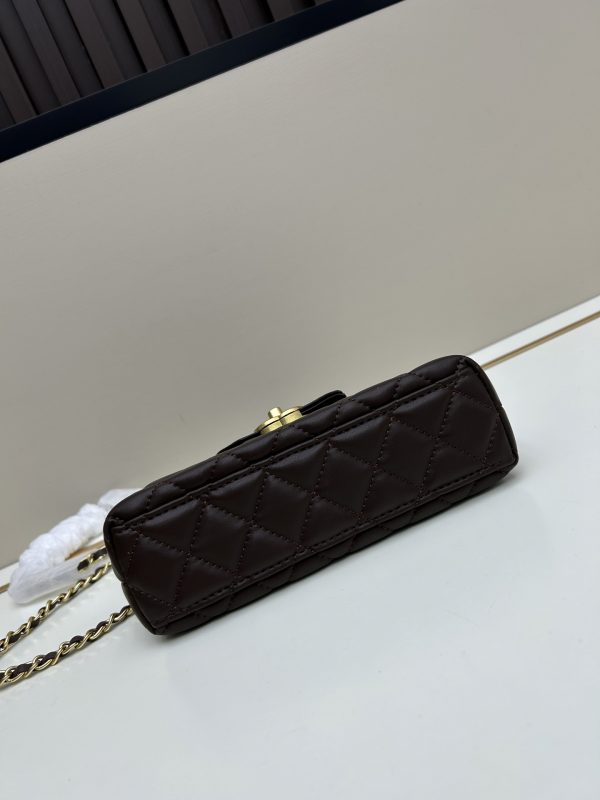 Chanel 23 sợi xích mới của Kelly
