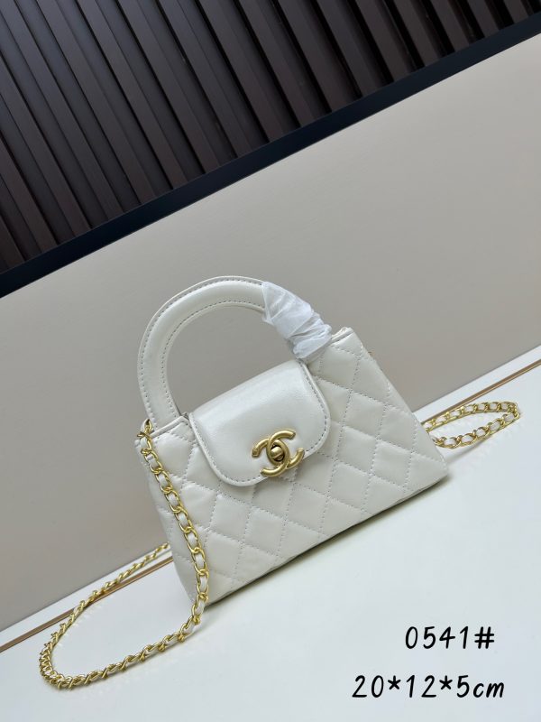 Chanel 23 sợi xích mới của Kelly