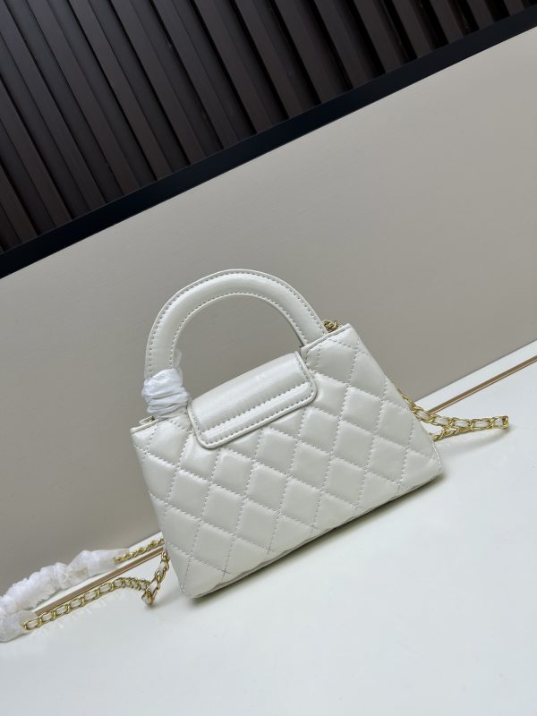 Chanel 23 sợi xích mới của Kelly