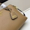 Prada, đôi vai, da bò, đôi tay cầm có thể tháo, đôi tay cầm có thể điều chỉnh, đôi vai có thể tháo