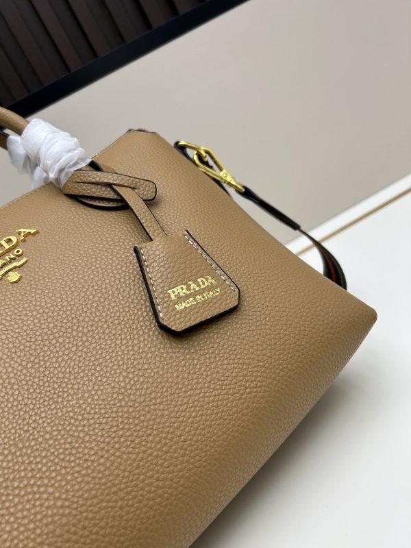 Prada, đôi vai, da bò, đôi tay cầm có thể tháo, đôi tay cầm có thể điều chỉnh, đôi vai có thể tháo