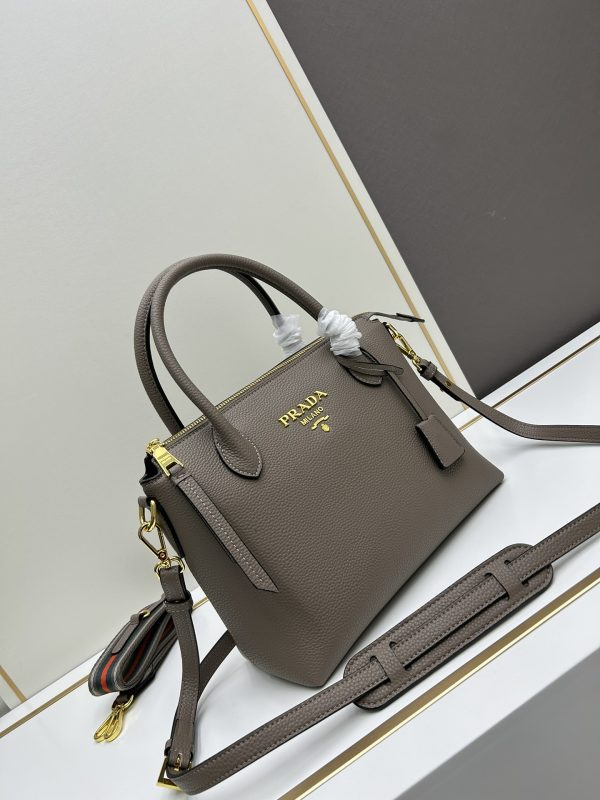 Prada, đôi vai, da bò, đôi tay cầm có thể tháo, đôi tay cầm có thể điều chỉnh, đôi vai có thể tháo