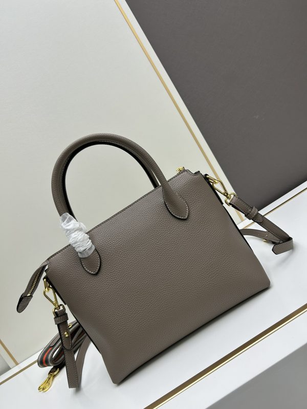 Prada, đôi vai, da bò, đôi tay cầm có thể tháo, đôi tay cầm có thể điều chỉnh, đôi vai có thể tháo