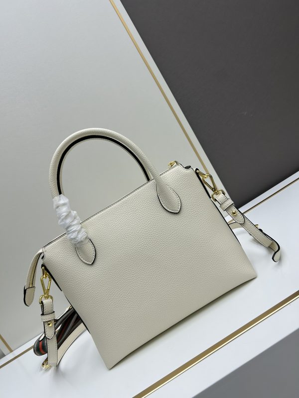 Prada, đôi vai, da bò, đôi tay cầm có thể tháo, đôi tay cầm có thể điều chỉnh, đôi vai có thể tháo