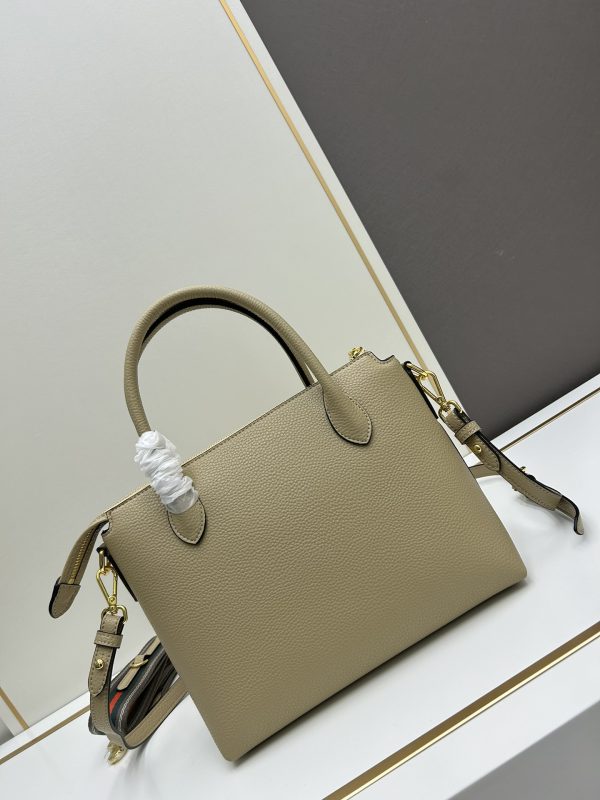 Prada, đôi vai, da bò, đôi tay cầm có thể tháo, đôi tay cầm có thể điều chỉnh, đôi vai có thể tháo