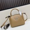 chiếc túi đeo đôi vai mới của prada được làm từ da bò vải thiều thô