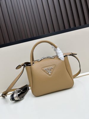 chiếc túi đeo đôi vai mới của prada được làm từ da bò vải thiều thô