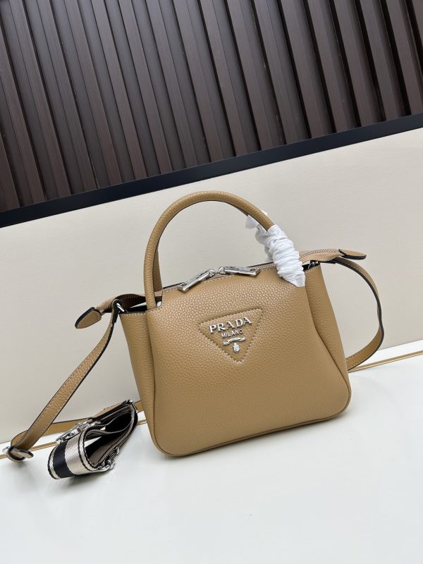 chiếc túi đeo đôi vai mới của prada được làm từ da bò vải thiều thô
