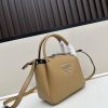 chiếc túi đeo đôi vai mới của prada được làm từ da bò vải thiều thô