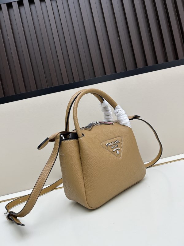 chiếc túi đeo đôi vai mới của prada được làm từ da bò vải thiều thô