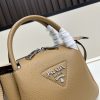 chiếc túi đeo đôi vai mới của prada được làm từ da bò vải thiều thô