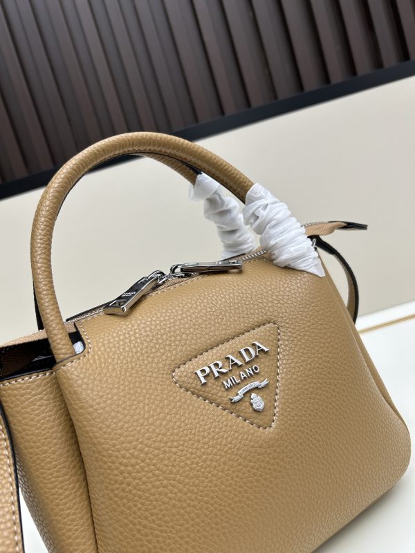 chiếc túi đeo đôi vai mới của prada được làm từ da bò vải thiều thô