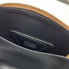 chiếc túi đeo đôi vai mới của prada được làm từ da bò vải thiều thô