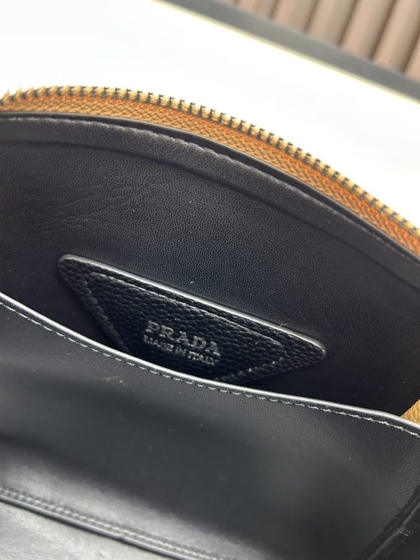 chiếc túi đeo đôi vai mới của prada được làm từ da bò vải thiều thô