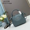chiếc túi đeo đôi vai mới của prada được làm từ da bò vải thiều thô