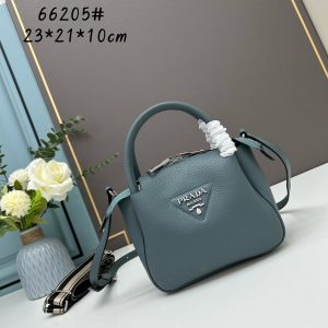 chiếc túi đeo đôi vai mới của prada được làm từ da bò vải thiều thô