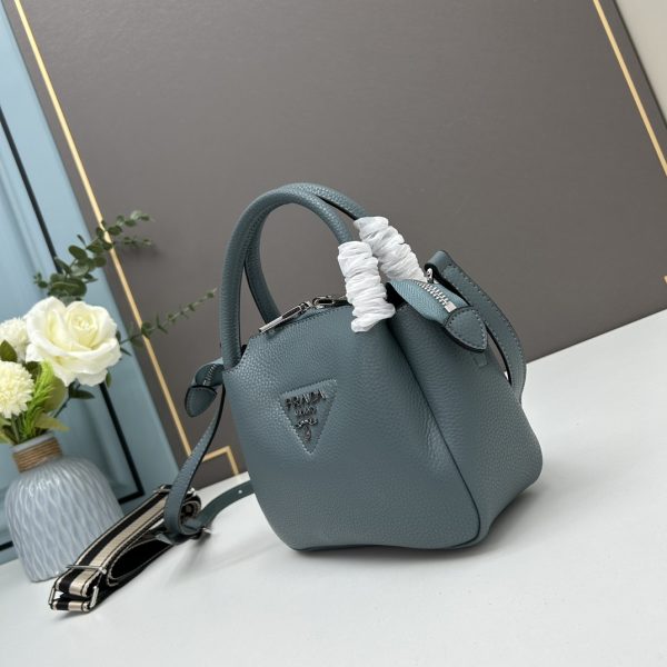 chiếc túi đeo đôi vai mới của prada được làm từ da bò vải thiều thô