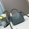 chiếc túi đeo đôi vai mới của prada được làm từ da bò vải thiều thô