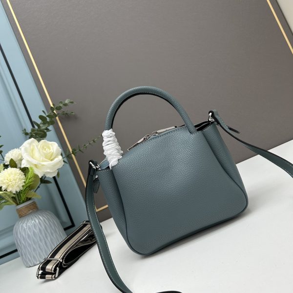 chiếc túi đeo đôi vai mới của prada được làm từ da bò vải thiều thô