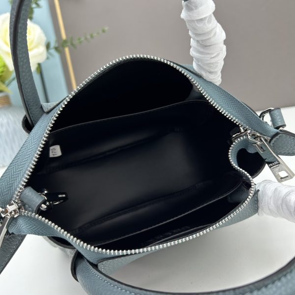chiếc túi đeo đôi vai mới của prada được làm từ da bò vải thiều thô