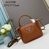 chiếc túi đeo đôi vai mới của prada được làm từ da bò vải thiều thô