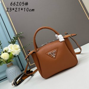 chiếc túi đeo đôi vai mới của prada được làm từ da bò vải thiều thô