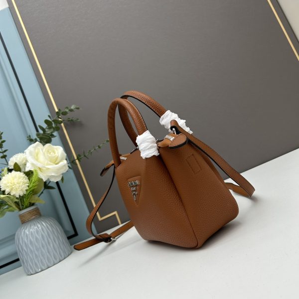 chiếc túi đeo đôi vai mới của prada được làm từ da bò vải thiều thô