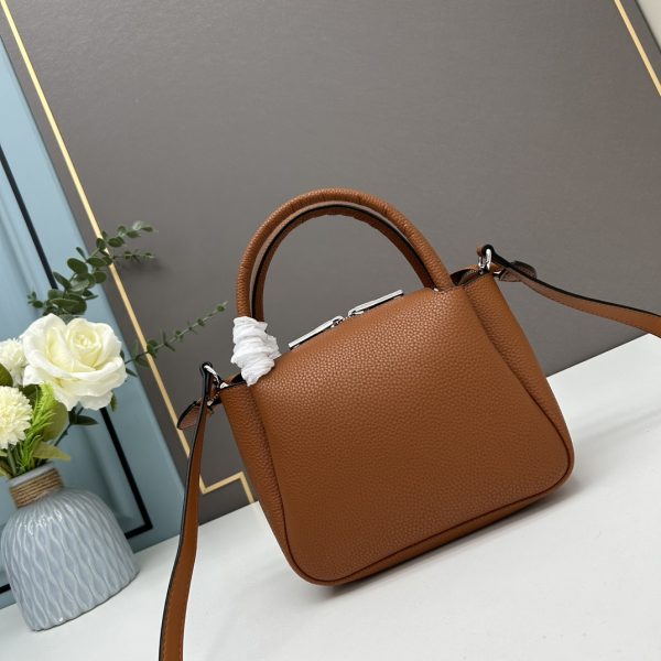chiếc túi đeo đôi vai mới của prada được làm từ da bò vải thiều thô