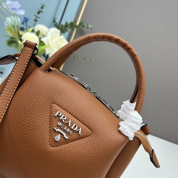 chiếc túi đeo đôi vai mới của prada được làm từ da bò vải thiều thô