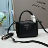 chiếc túi đeo đôi vai mới của prada được làm từ da bò vải thiều thô
