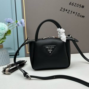 chiếc túi đeo đôi vai mới của prada được làm từ da bò vải thiều thô