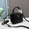 chiếc túi đeo đôi vai mới của prada được làm từ da bò vải thiều thô