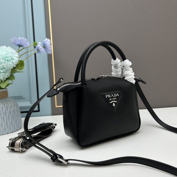 chiếc túi đeo đôi vai mới của prada được làm từ da bò vải thiều thô